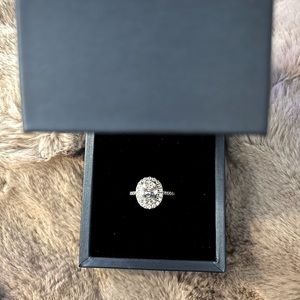 Oval engagement ring